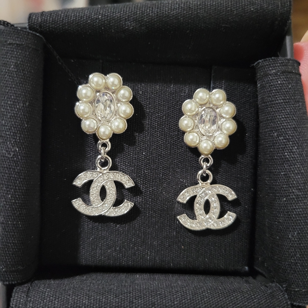 CHANEL Pearl and Crystal CC Dangle Earrings - Picture 2 of 4